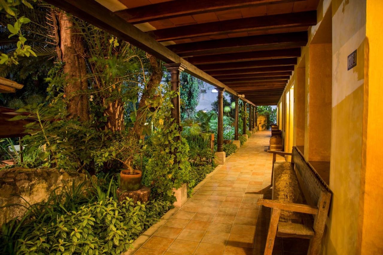 Hotel Las Farolas garden corridor at night